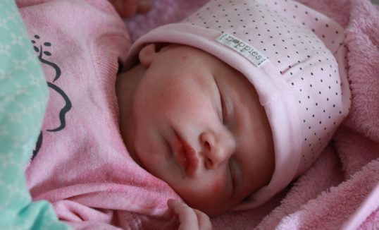 Badania przesiewowe u noworodków 2020 – kto może skorzystać z programu? Badania przesiewowe noworodków - jakie choroby mogą wykryć? Przesiewowe badania noworodków warto rozszerzyć! Badania przesiewowe noworodków - choroby metaboliczne, bezpieczeństwo leków i szczepień, niedobory odporności – można je zbadać za pomocą testu NOVA! Kiedy warto wykonać testy przesiewowe noworodka NOVA? Badania przesiewowe – cena zależy od zakresu badania i metody wykonania