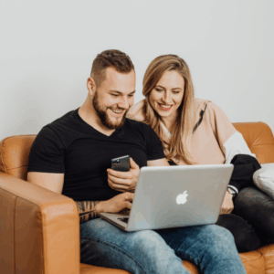 Para przegląda w laptopie informacje o cenie badań genetycznych przed ciążą