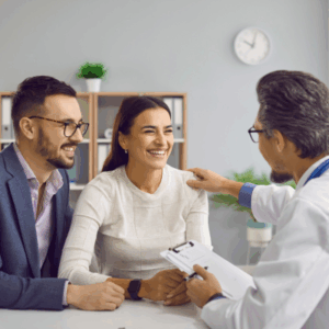 Para podczas konsultacji z lekarzem w ramach przygotowań do ciąży i omówienia badań genetycznych