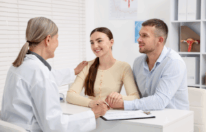 Para podczas konsultacji z lekarzem przed wykonaniem badań genetycznych przed ciążą