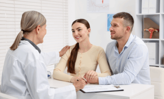 Para podczas konsultacji z lekarzem przed wykonaniem badań genetycznych przed ciążą