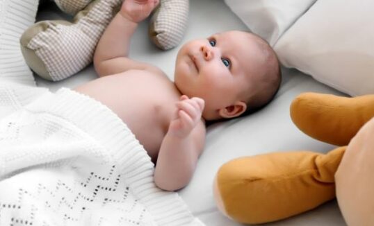 wystające żebra u niemowlaka