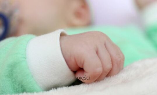 zaciśnięte piąstki u niemowlaka