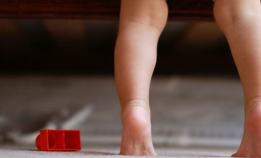 dziecko chodzi na palcach