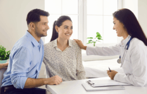 Para podczas konsultacji lekarskiej dotyczącej planowania ciąży i badań genetycznych.