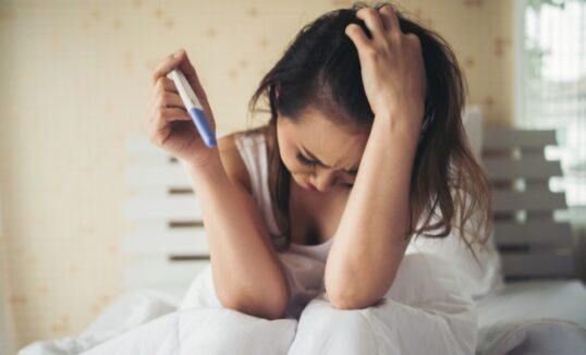 Kobieta z negatywnym testem ciążowym martwiąca się problemami z zajściem w ciążę